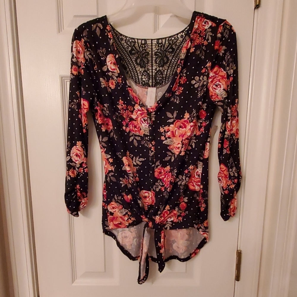 No Boundaries knotted top